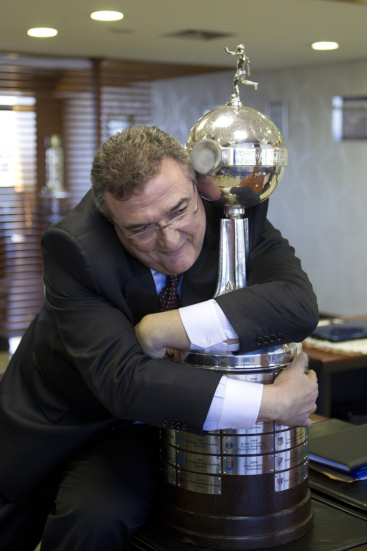 O presidente do Corinthians Mario Gobbi, acompanhado do capitao Alessandro leva a Taca da Libertadores da Amrica 2012 para o Memorial do Corinthians, no Parque So Jorge