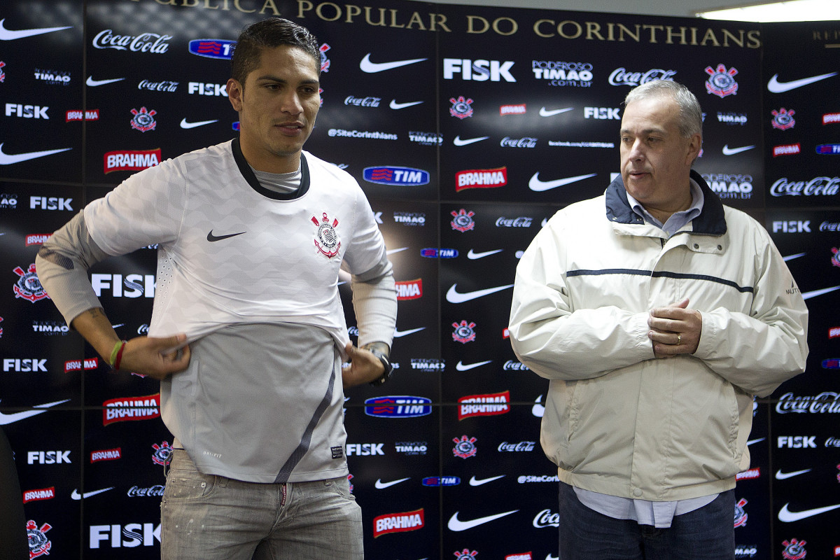 O atacante peruano Paolo Guerrero foi apresentado pelo diretor de futebol Roberto Andrade, hoje após o treino realizado esta tarde no CT Joaquim Grava, localizado no Parque Ecológico do Tiete. O próximo jogo da equipe será quarta-feira, 18/07, contra o Flamengo, no Engenhão, válido pela 10ª rodada do Campeonato Brasileiro de 2012