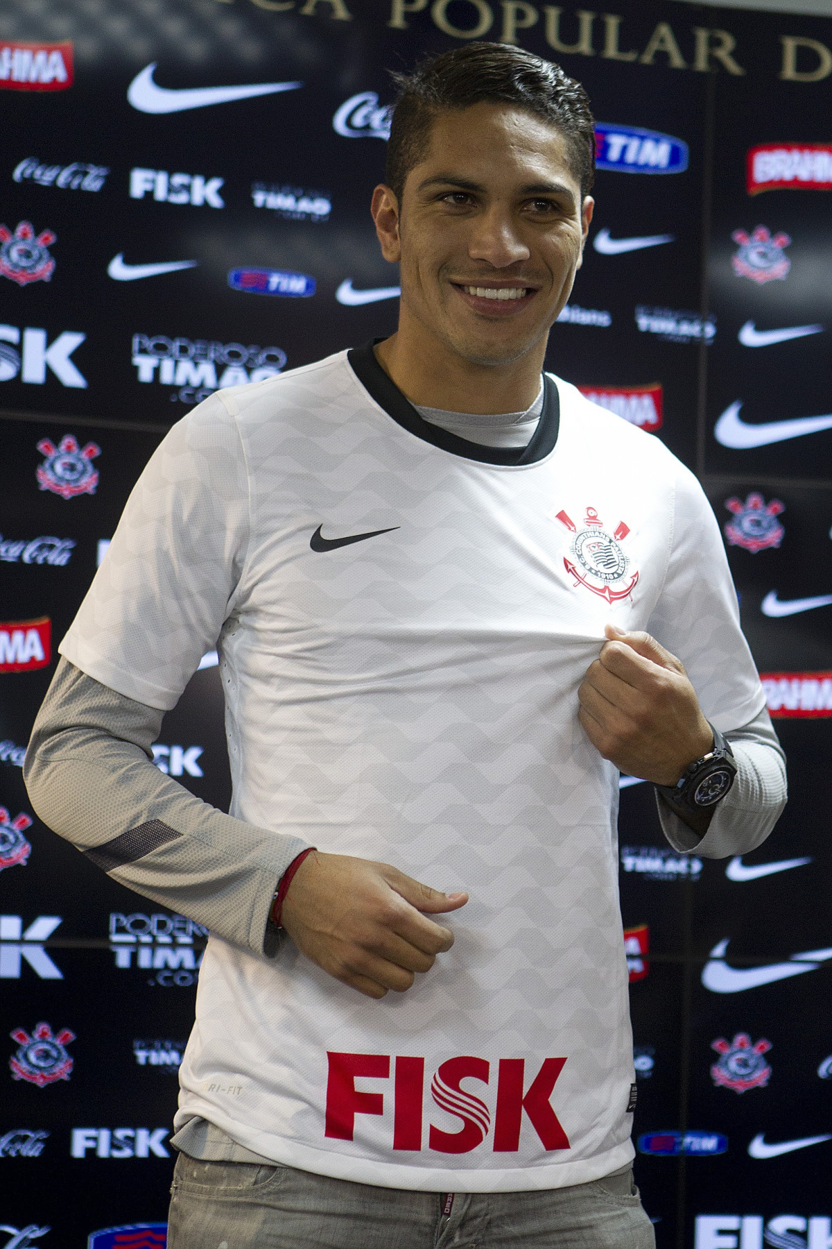 O atacante peruano Paolo Guerrero foi apresentado pelo diretor de futebol Roberto Andrade, hoje após o treino realizado esta tarde no CT Joaquim Grava, localizado no Parque Ecológico do Tiete. O próximo jogo da equipe será quarta-feira, 18/07, contra o Flamengo, no Engenhão, válido pela 10ª rodada do Campeonato Brasileiro de 2012