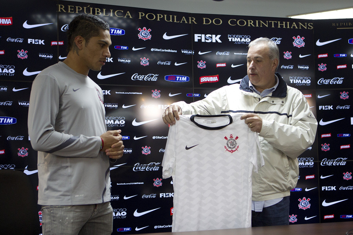 O atacante peruano Paolo Guerrero foi apresentado pelo diretor de futebol Roberto Andrade, hoje após o treino realizado esta tarde no CT Joaquim Grava, localizado no Parque Ecológico do Tiete. O próximo jogo da equipe será quarta-feira, 18/07, contra o Flamengo, no Engenhão, válido pela 10ª rodada do Campeonato Brasileiro de 2012