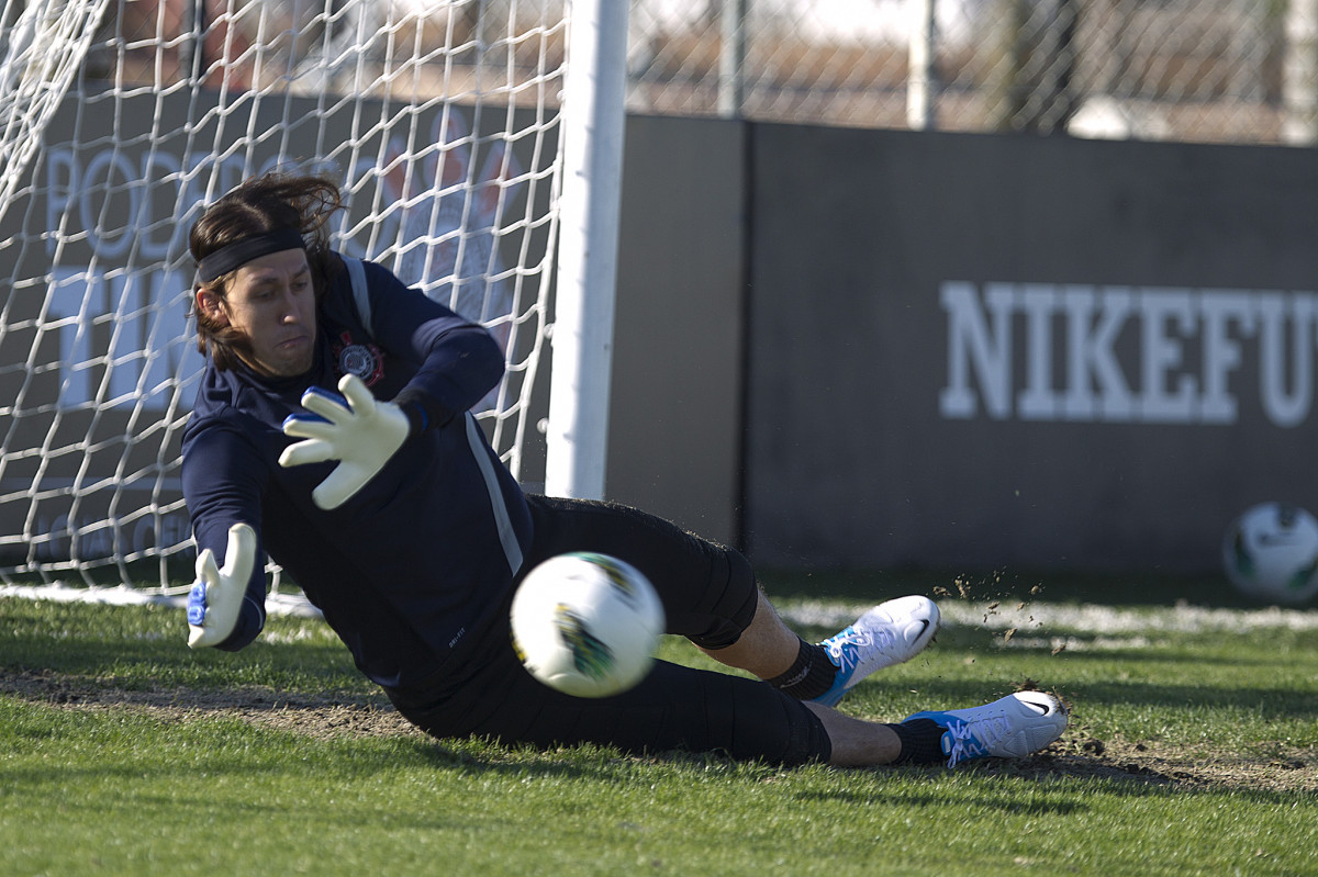 Durante o treino realizado esta tarde no CT Joaquim Grava, localizado no Parque Ecolgico do Tiete. O prximo jogo da equipe ser amanh sbado, 21/07, contra a Portuguesa, no Pacaembu, vlido pela 10 rodada do Campeonato Brasileiro de 2012