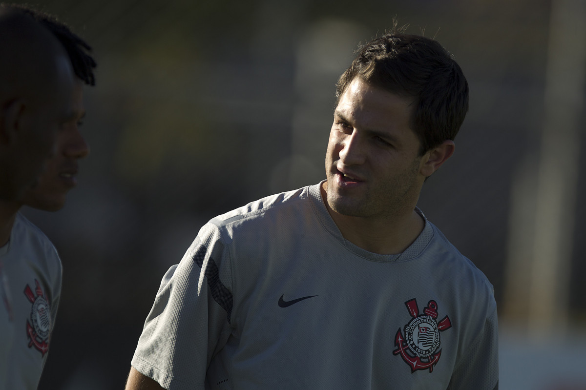 Durante o treino realizado esta tarde no CT Joaquim Grava, localizado no Parque Ecolgico do Tiete. O prximo jogo da equipe ser amanh sbado, 21/07, contra a Portuguesa, no Pacaembu, vlido pela 10 rodada do Campeonato Brasileiro de 2012