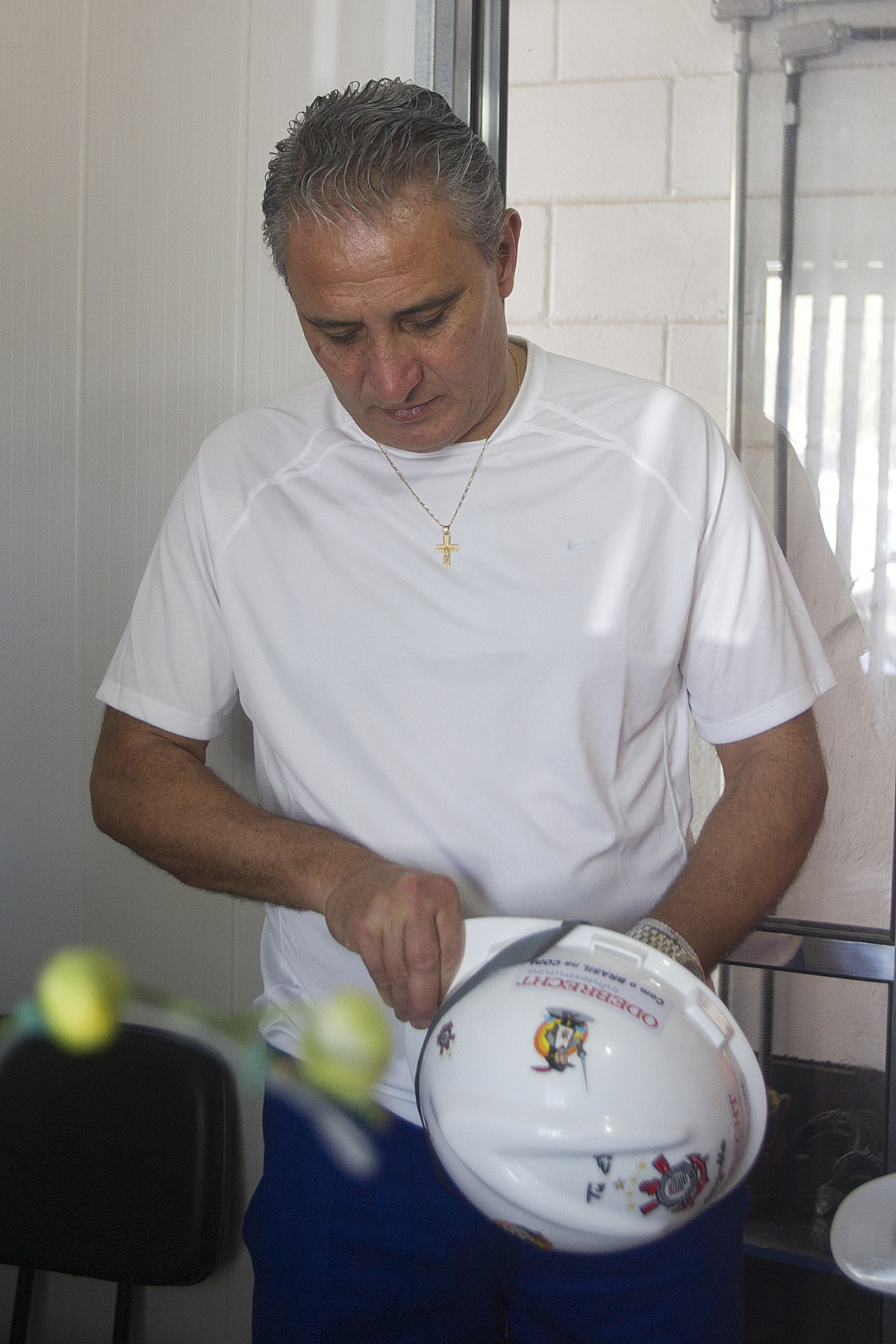 O técnico do Corinthians Tite foi hoje pela manhã na Arena Corinthians cumprir um dia de trabalho, promessa feita durante a campanha, se ganhasse a Copa Libertadores da América 2012, antes do treino realizado esta tarde no CT Joaquim Grava, localizado no Parque Ecológico do Tiete. O próximo jogo da equipe será domingo, 29/07, contra o Bahia/BA, no Pituacu, válido pela 13ª rodada do Campeonato Brasileiro de 2012
