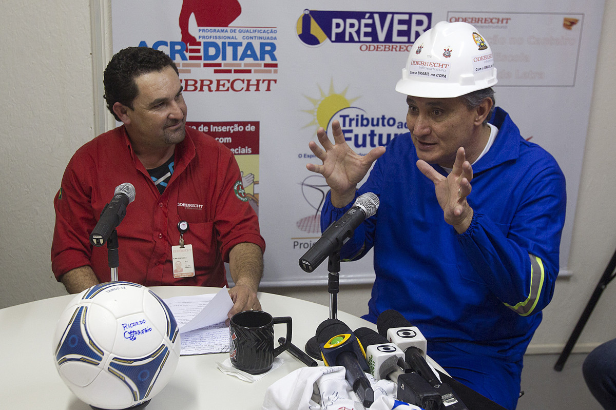 O técnico do Corinthians Tite foi hoje pela manhã na Arena Corinthians cumprir um dia de trabalho, promessa feita durante a campanha, se ganhasse a Copa Libertadores da América 2012, antes do treino realizado esta tarde no CT Joaquim Grava, localizado no Parque Ecológico do Tiete. O próximo jogo da equipe será domingo, 29/07, contra o Bahia/BA, no Pituacu, válido pela 13ª rodada do Campeonato Brasileiro de 2012