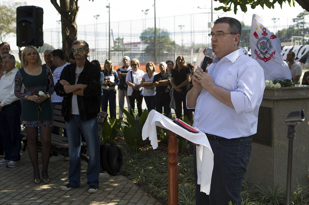 O presidente Mario Gobbi inaugura um busto em homenagem ao ex-jogador Socrates na Praca da Liberdade, no Parque So Jorge, ao lado da viuva Katia Bagnarelli, esta manh So Paulo / SP - Brasil - 28/07/2012