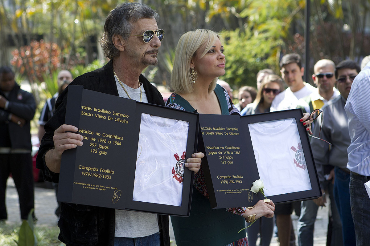 O presidente Mario Gobbi inaugura um busto em homenagem ao ex-jogador Socrates na Praca da Liberdade, no Parque So Jorge, ao lado da viuva Katia Bagnarelli, esta manh So Paulo / SP - Brasil - 28/07/2012