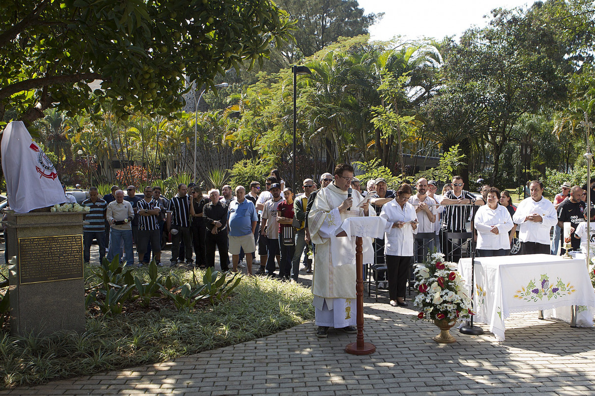 O presidente Mario Gobbi inaugura um busto em homenagem ao ex-jogador Socrates na Praca da Liberdade, no Parque So Jorge, ao lado da viuva Katia Bagnarelli, esta manh So Paulo / SP - Brasil - 28/07/2012