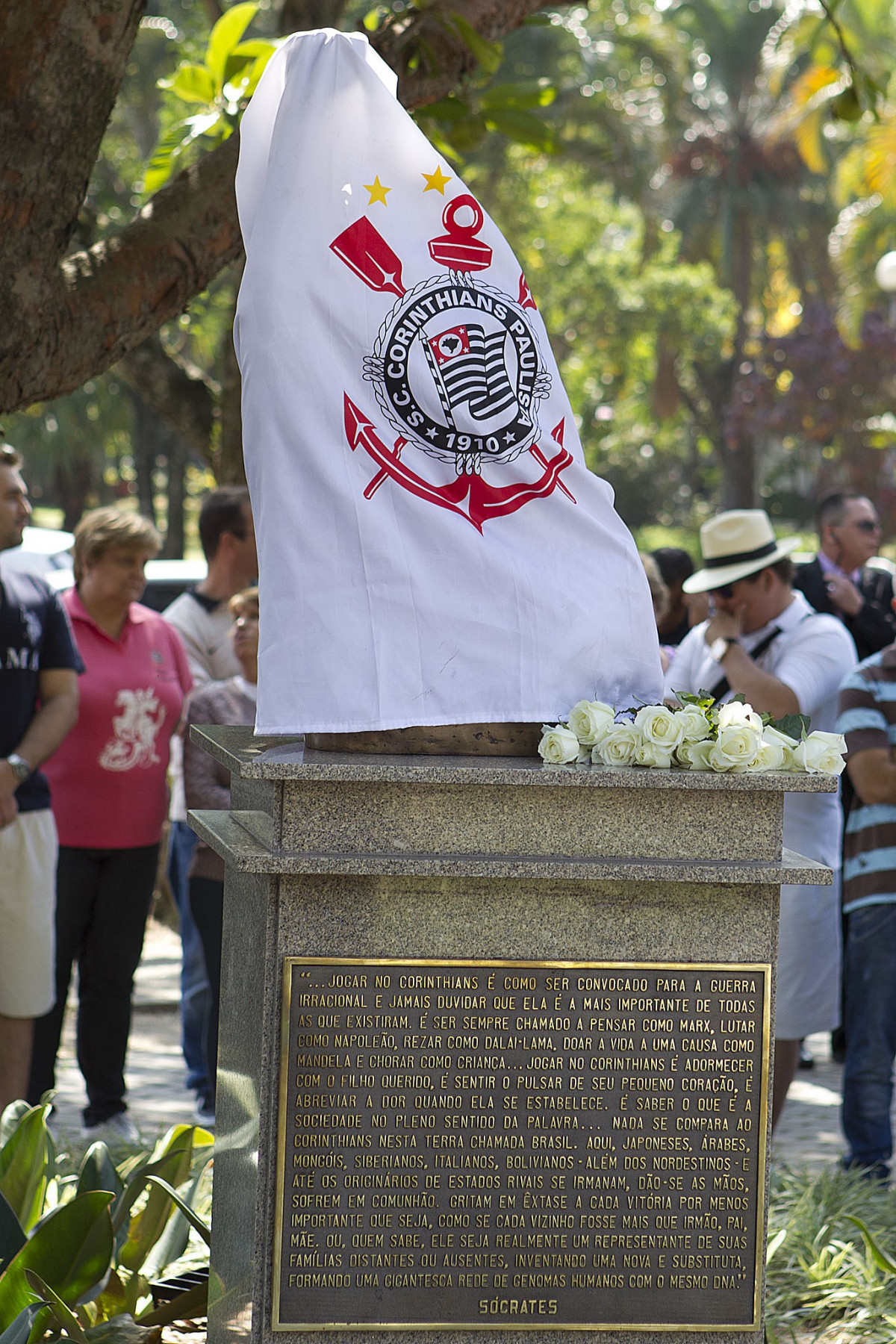 O presidente Mario Gobbi inaugura um busto em homenagem ao ex-jogador Socrates na Praca da Liberdade, no Parque São Jorge, ao lado da viuva Katia Bagnarelli, esta manhã São Paulo / SP - Brasil - 28/07/2012