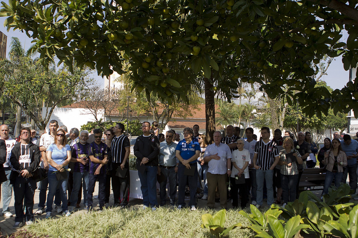 O presidente Mario Gobbi inaugura um busto em homenagem ao ex-jogador Socrates na Praca da Liberdade, no Parque So Jorge, ao lado da viuva Katia Bagnarelli, esta manh So Paulo / SP - Brasil - 28/07/2012