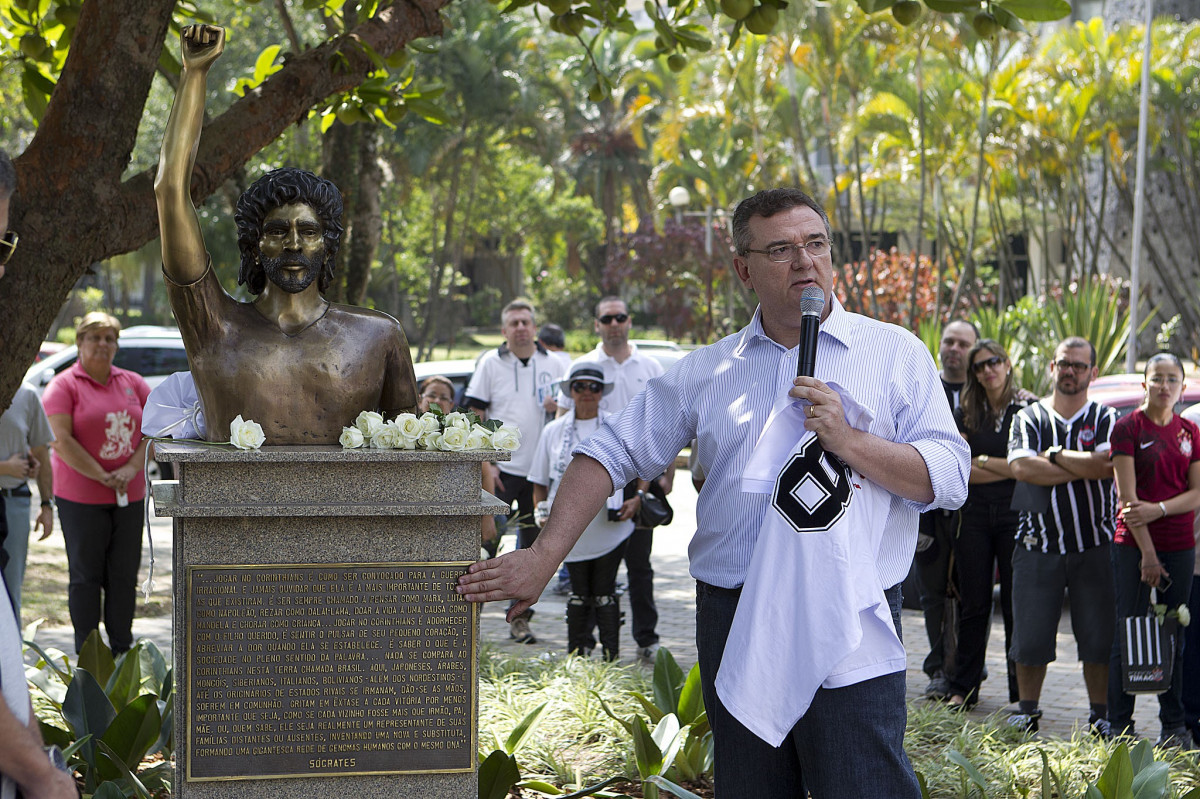 O presidente Mario Gobbi inaugura um busto em homenagem ao ex-jogador Socrates na Praca da Liberdade, no Parque So Jorge, ao lado da viuva Katia Bagnarelli, esta manh So Paulo / SP - Brasil - 28/07/2012