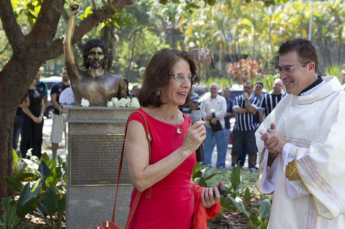 O presidente Mario Gobbi inaugura um busto em homenagem ao ex-jogador Socrates na Praca da Liberdade, no Parque So Jorge, ao lado da viuva Katia Bagnarelli, esta manh So Paulo / SP - Brasil - 28/07/2012