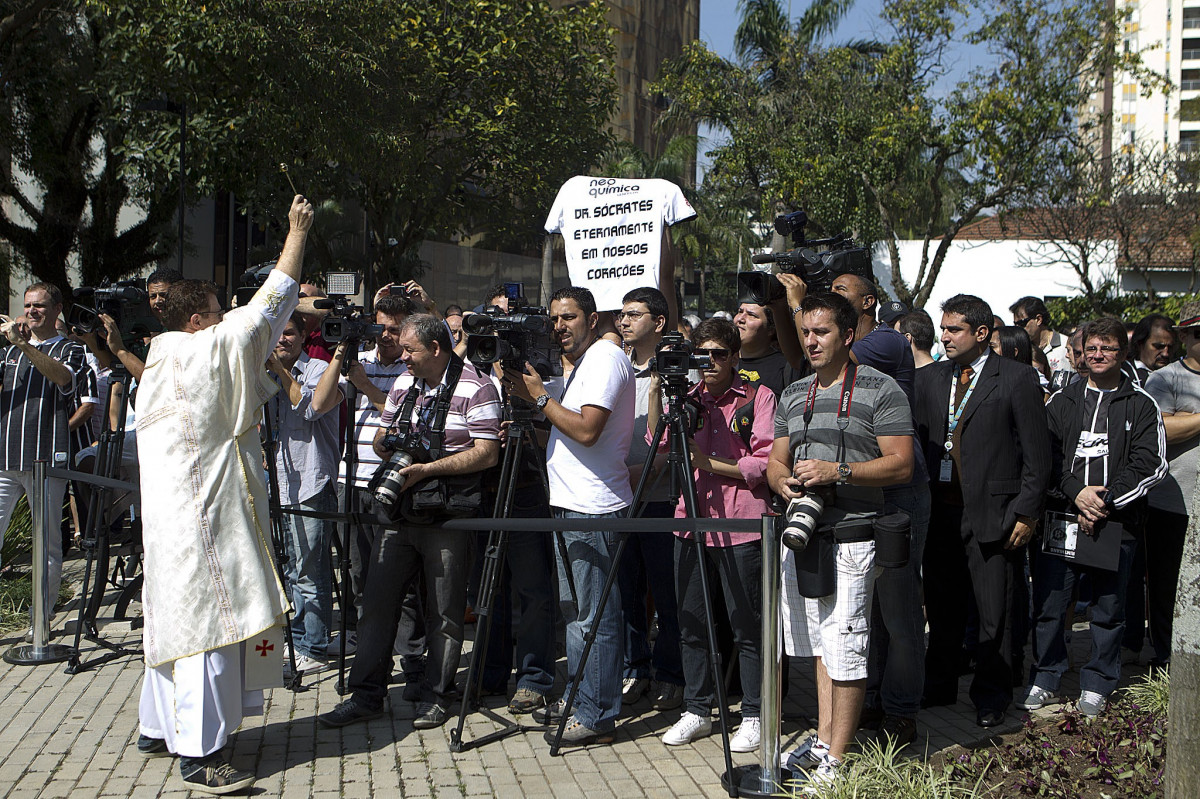 O presidente Mario Gobbi inaugura um busto em homenagem ao ex-jogador Socrates na Praca da Liberdade, no Parque So Jorge, ao lado da viuva Katia Bagnarelli, esta manh So Paulo / SP - Brasil - 28/07/2012