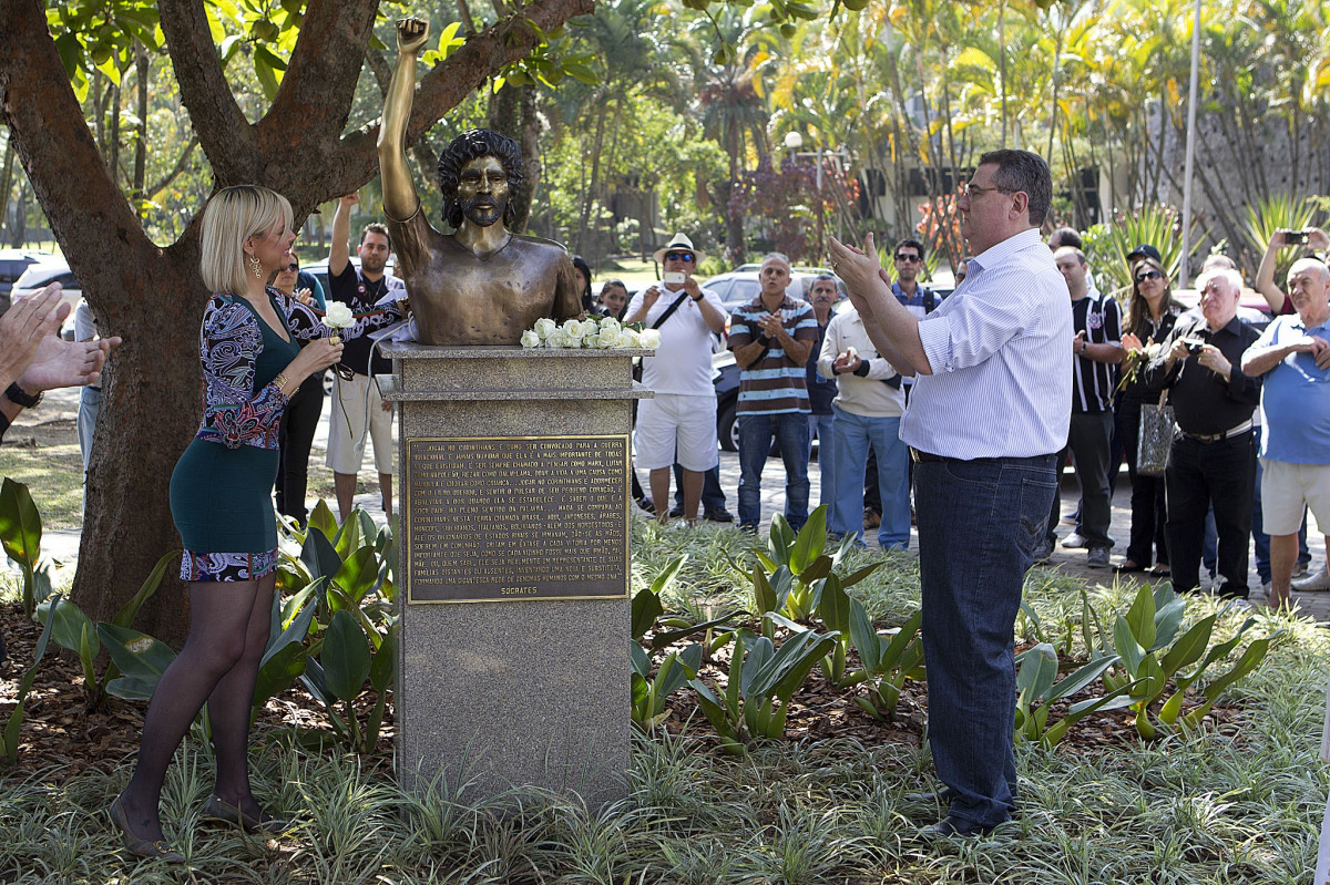 O presidente Mario Gobbi inaugura um busto em homenagem ao ex-jogador Socrates na Praca da Liberdade, no Parque São Jorge, ao lado da viuva Katia Bagnarelli, esta manhã São Paulo / SP - Brasil - 28/07/2012