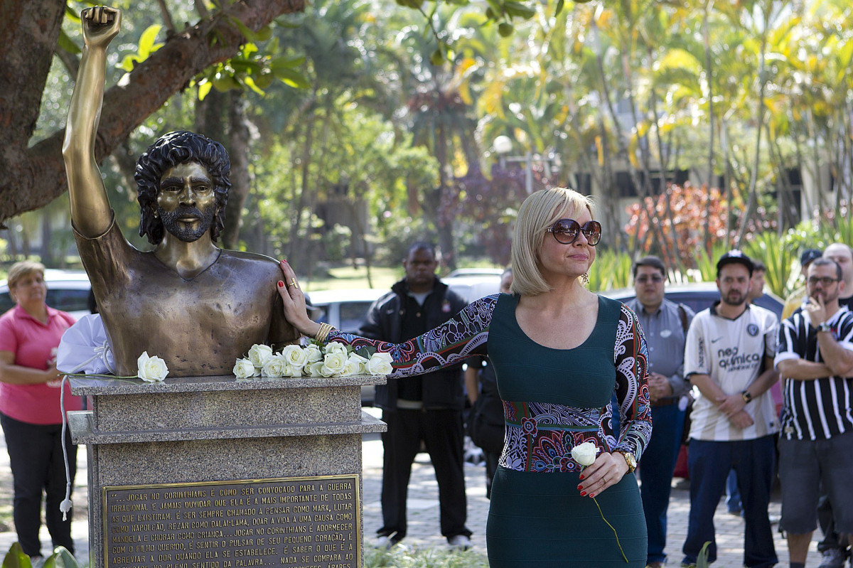 O presidente Mario Gobbi inaugura um busto em homenagem ao ex-jogador Socrates na Praca da Liberdade, no Parque São Jorge, ao lado da viuva Katia Bagnarelli, esta manhã São Paulo / SP - Brasil - 28/07/2012