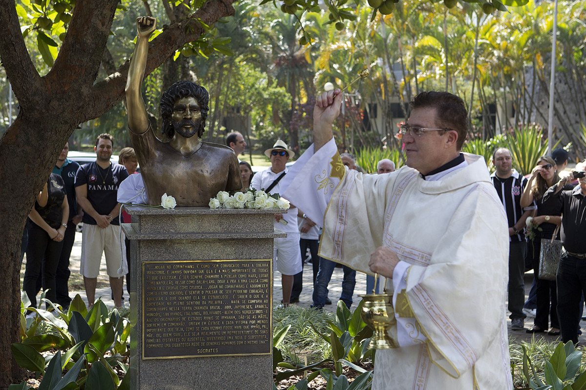 O presidente Mario Gobbi inaugura um busto em homenagem ao ex-jogador Socrates na Praca da Liberdade, no Parque São Jorge, ao lado da viuva Katia Bagnarelli, esta manhã São Paulo / SP - Brasil - 28/07/2012