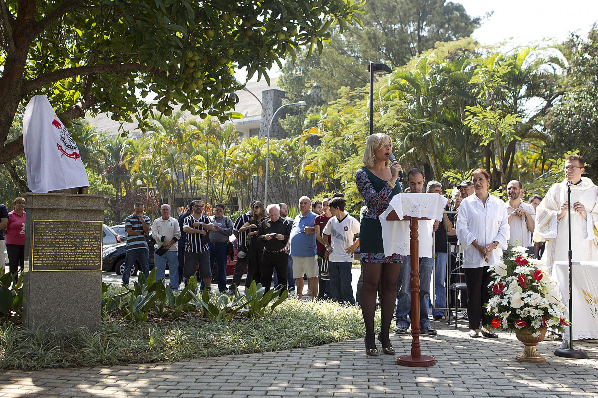 O presidente Mario Gobbi inaugura um busto em homenagem ao ex-jogador Socrates na Praca da Liberdade, no Parque São Jorge, ao lado da viuva Katia Bagnarelli, esta manhã São Paulo / SP - Brasil - 28/07/2012