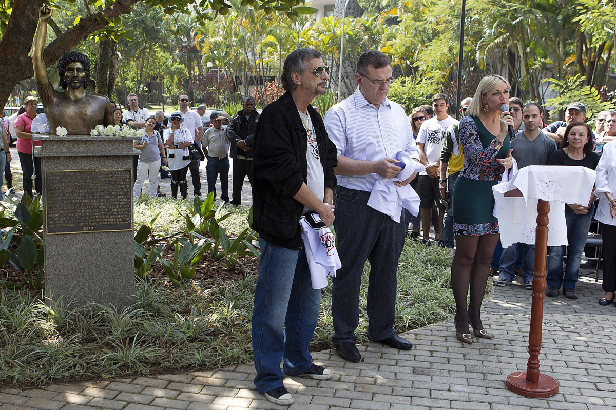 O presidente Mario Gobbi inaugura um busto em homenagem ao ex-jogador Socrates na Praca da Liberdade, no Parque São Jorge, ao lado da viuva Katia Bagnarelli, esta manhã São Paulo / SP - Brasil - 28/07/2012