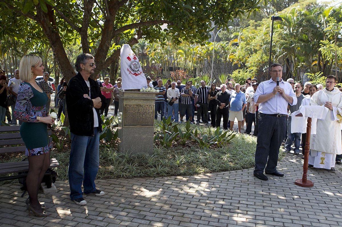 O presidente Mario Gobbi inaugura um busto em homenagem ao ex-jogador Socrates na Praca da Liberdade, no Parque So Jorge, ao lado da viuva Katia Bagnarelli, esta manh So Paulo / SP - Brasil - 28/07/2012