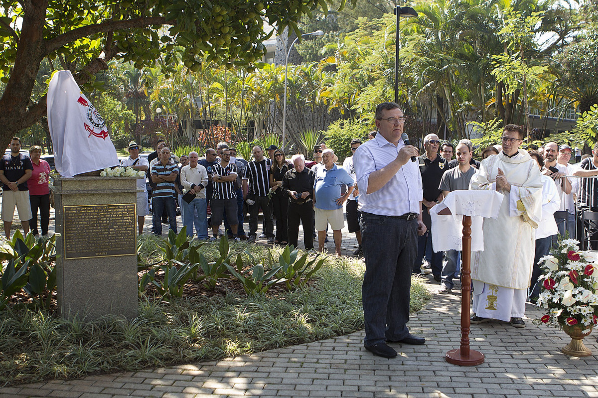 O presidente Mario Gobbi inaugura um busto em homenagem ao ex-jogador Socrates na Praca da Liberdade, no Parque So Jorge, ao lado da viuva Katia Bagnarelli, esta manh So Paulo / SP - Brasil - 28/07/2012