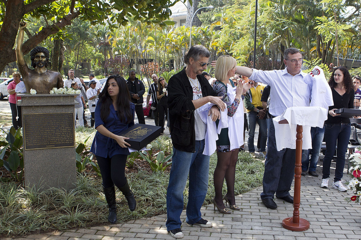 O presidente Mario Gobbi inaugura um busto em homenagem ao ex-jogador Socrates na Praca da Liberdade, no Parque So Jorge, ao lado da viuva Katia Bagnarelli, esta manh So Paulo / SP - Brasil - 28/07/2012