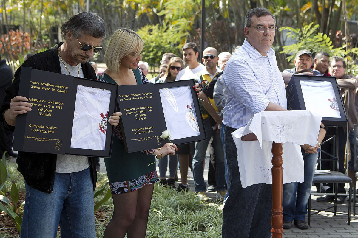 O presidente Mario Gobbi inaugura um busto em homenagem ao ex-jogador Socrates na Praca da Liberdade, no Parque São Jorge, ao lado da viuva Katia Bagnarelli, esta manhã São Paulo / SP - Brasil - 28/07/2012