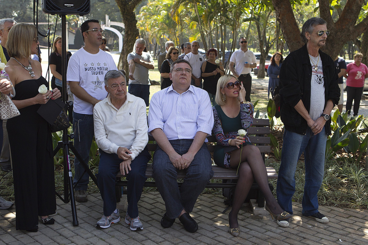 O presidente Mario Gobbi inaugura um busto em homenagem ao ex-jogador Socrates na Praca da Liberdade, no Parque So Jorge, ao lado da viuva Katia Bagnarelli, esta manh So Paulo / SP - Brasil - 28/07/2012