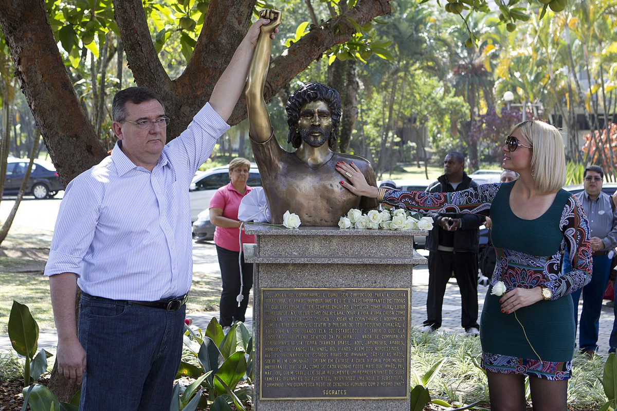 O presidente Mario Gobbi inaugura um busto em homenagem ao ex-jogador Socrates na Praca da Liberdade, no Parque So Jorge, ao lado da viuva Katia Bagnarelli, esta manh So Paulo / SP - Brasil - 28/07/2012