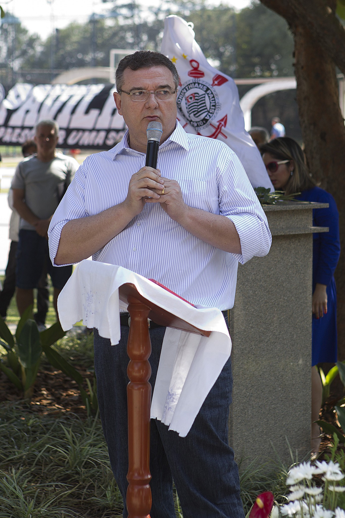 O presidente Mario Gobbi inaugura um busto em homenagem ao ex-jogador Socrates na Praca da Liberdade, no Parque So Jorge, ao lado da viuva Katia Bagnarelli, esta manh So Paulo / SP - Brasil - 28/07/2012