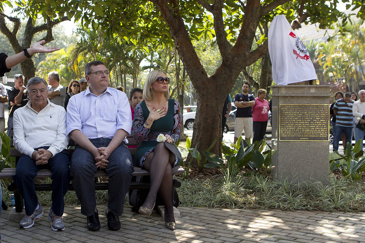 O presidente Mario Gobbi inaugura um busto em homenagem ao ex-jogador Socrates na Praca da Liberdade, no Parque São Jorge, ao lado da viuva Katia Bagnarelli, esta manhã São Paulo / SP - Brasil - 28/07/2012