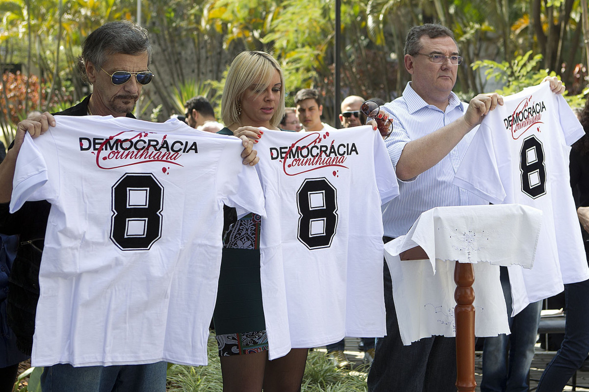 O presidente Mario Gobbi inaugura um busto em homenagem ao ex-jogador Socrates na Praca da Liberdade, no Parque So Jorge, ao lado da viuva Katia Bagnarelli, esta manh So Paulo / SP - Brasil - 28/07/2012