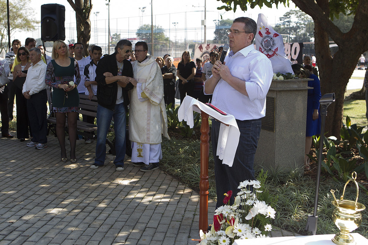 O presidente Mario Gobbi inaugura um busto em homenagem ao ex-jogador Socrates na Praca da Liberdade, no Parque So Jorge, ao lado da viuva Katia Bagnarelli, esta manh So Paulo / SP - Brasil - 28/07/2012