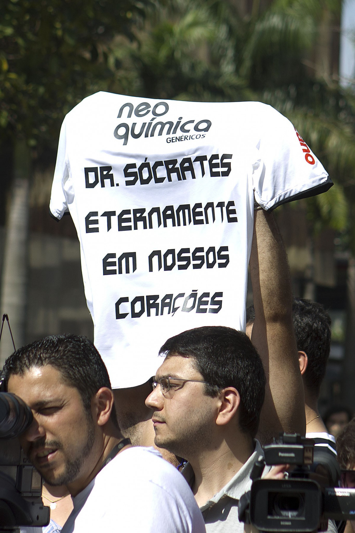 O presidente Mario Gobbi inaugura um busto em homenagem ao ex-jogador Socrates na Praca da Liberdade, no Parque So Jorge, ao lado da viuva Katia Bagnarelli, esta manh So Paulo / SP - Brasil - 28/07/2012