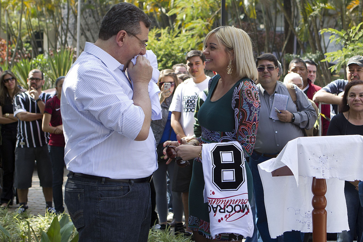 O presidente Mario Gobbi inaugura um busto em homenagem ao ex-jogador Socrates na Praca da Liberdade, no Parque So Jorge, ao lado da viuva Katia Bagnarelli, esta manh So Paulo / SP - Brasil - 28/07/2012