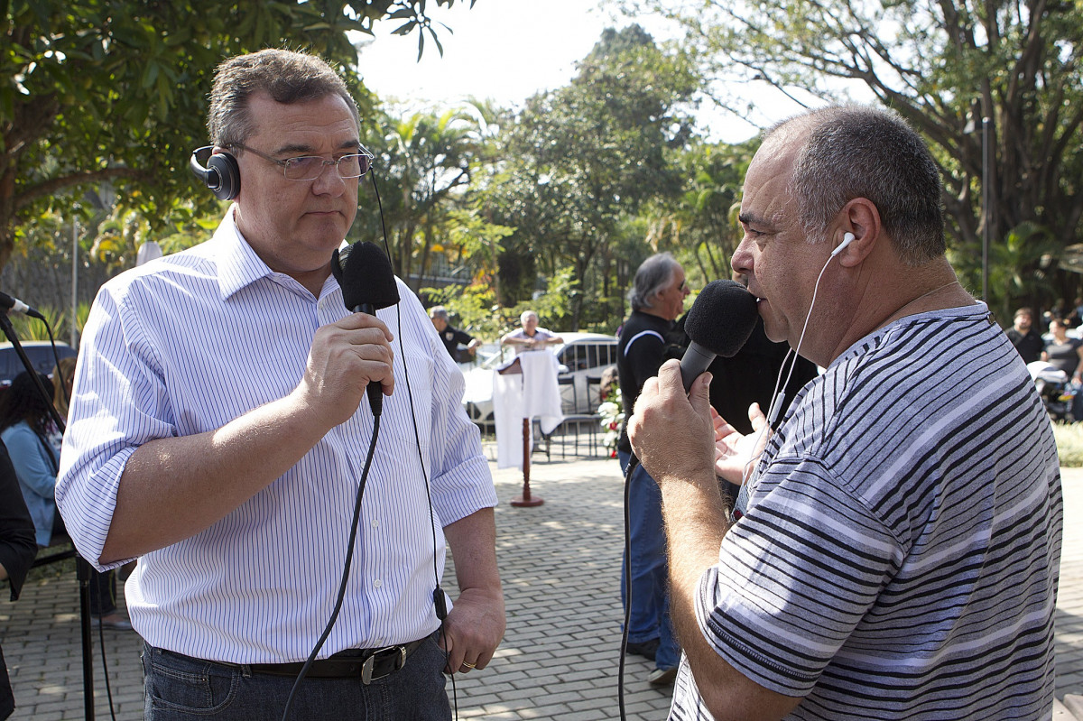 O presidente Mario Gobbi inaugura um busto em homenagem ao ex-jogador Socrates na Praca da Liberdade, no Parque So Jorge, ao lado da viuva Katia Bagnarelli, esta manh So Paulo / SP - Brasil - 28/07/2012