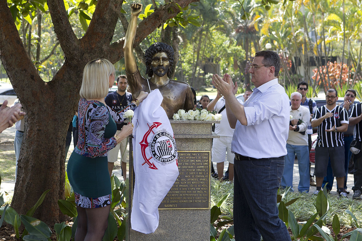 O presidente Mario Gobbi inaugura um busto em homenagem ao ex-jogador Socrates na Praca da Liberdade, no Parque So Jorge, ao lado da viuva Katia Bagnarelli, esta manh So Paulo / SP - Brasil - 28/07/2012