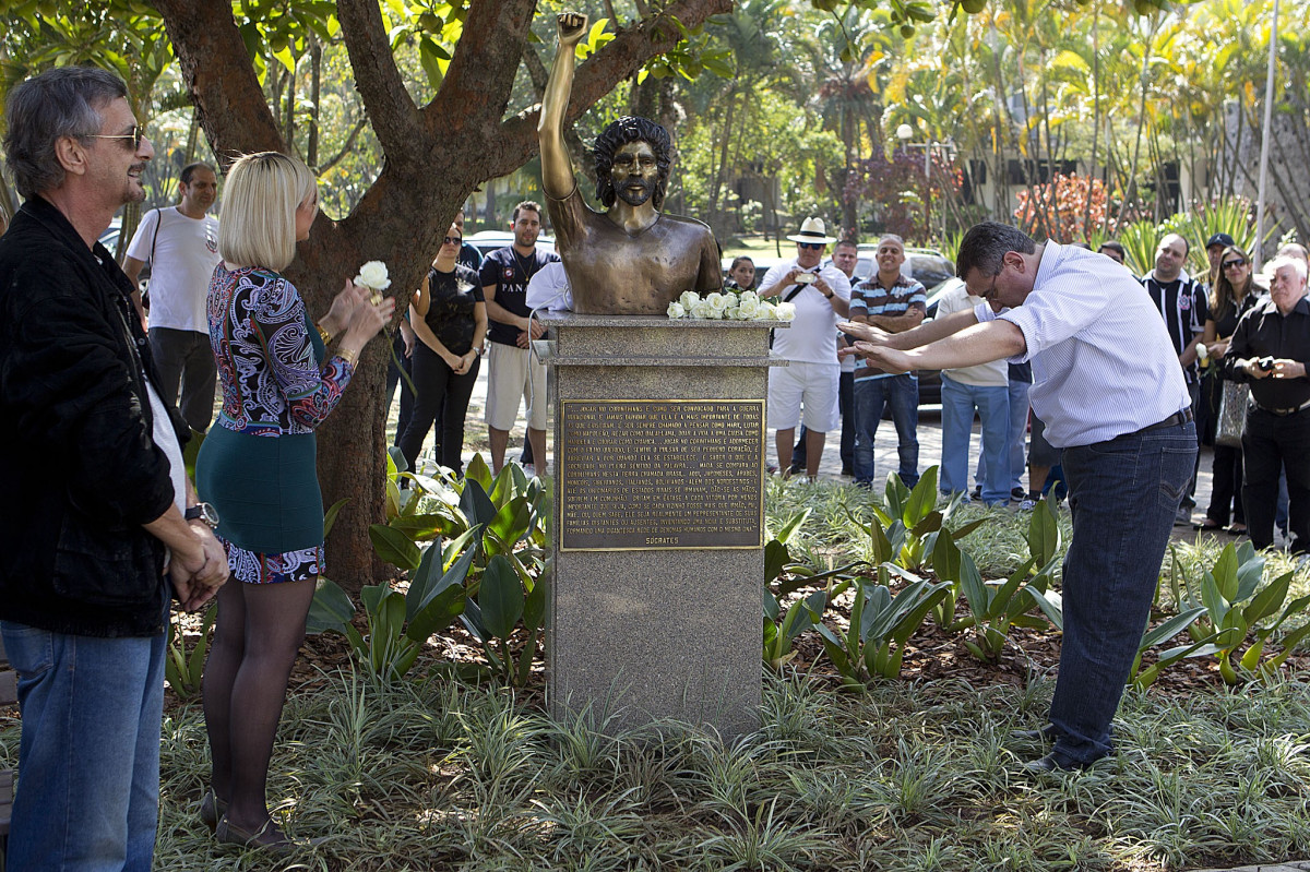 O presidente Mario Gobbi inaugura um busto em homenagem ao ex-jogador Socrates na Praca da Liberdade, no Parque So Jorge, ao lado da viuva Katia Bagnarelli, esta manh So Paulo / SP - Brasil - 28/07/2012