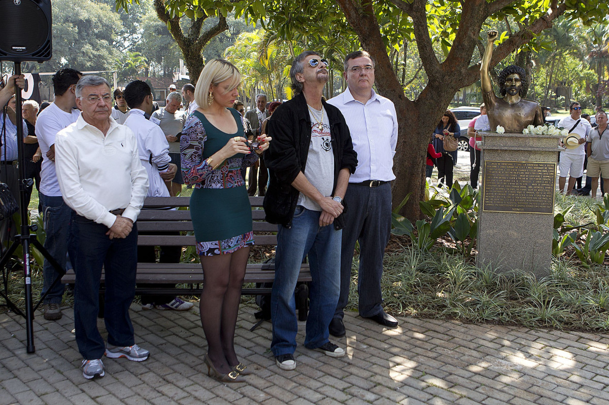 O presidente Mario Gobbi inaugura um busto em homenagem ao ex-jogador Socrates na Praca da Liberdade, no Parque São Jorge, ao lado da viuva Katia Bagnarelli, esta manhã São Paulo / SP - Brasil - 28/07/2012