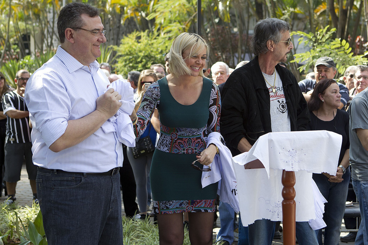 O presidente Mario Gobbi inaugura um busto em homenagem ao ex-jogador Socrates na Praca da Liberdade, no Parque So Jorge, ao lado da viuva Katia Bagnarelli, esta manh So Paulo / SP - Brasil - 28/07/2012