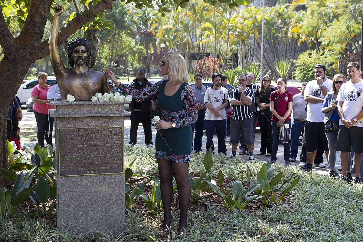 O presidente Mario Gobbi inaugura um busto em homenagem ao ex-jogador Socrates na Praca da Liberdade, no Parque So Jorge, ao lado da viuva Katia Bagnarelli, esta manh So Paulo / SP - Brasil - 28/07/2012