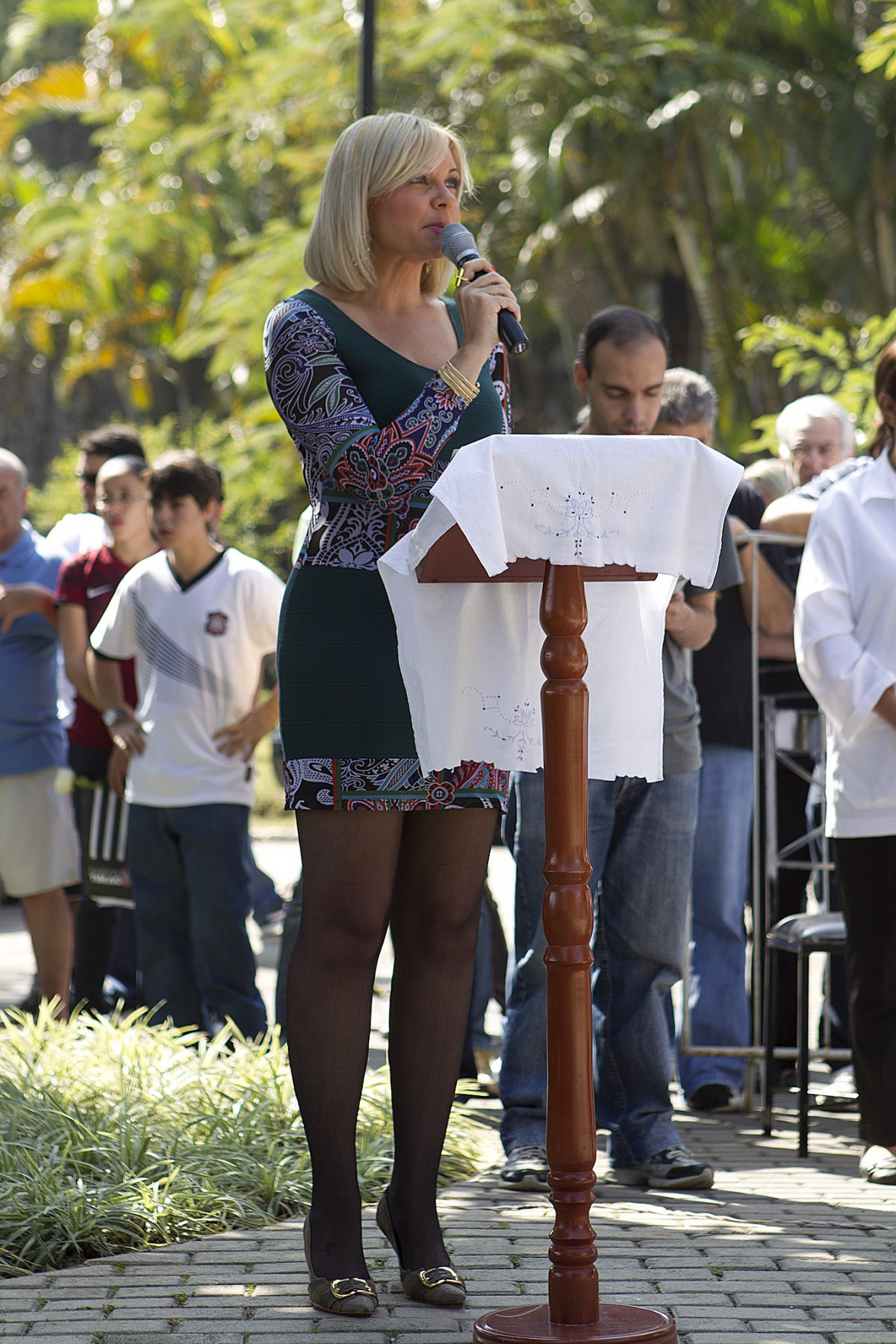 O presidente Mario Gobbi inaugura um busto em homenagem ao ex-jogador Socrates na Praca da Liberdade, no Parque São Jorge, ao lado da viuva Katia Bagnarelli, esta manhã São Paulo / SP - Brasil - 28/07/2012