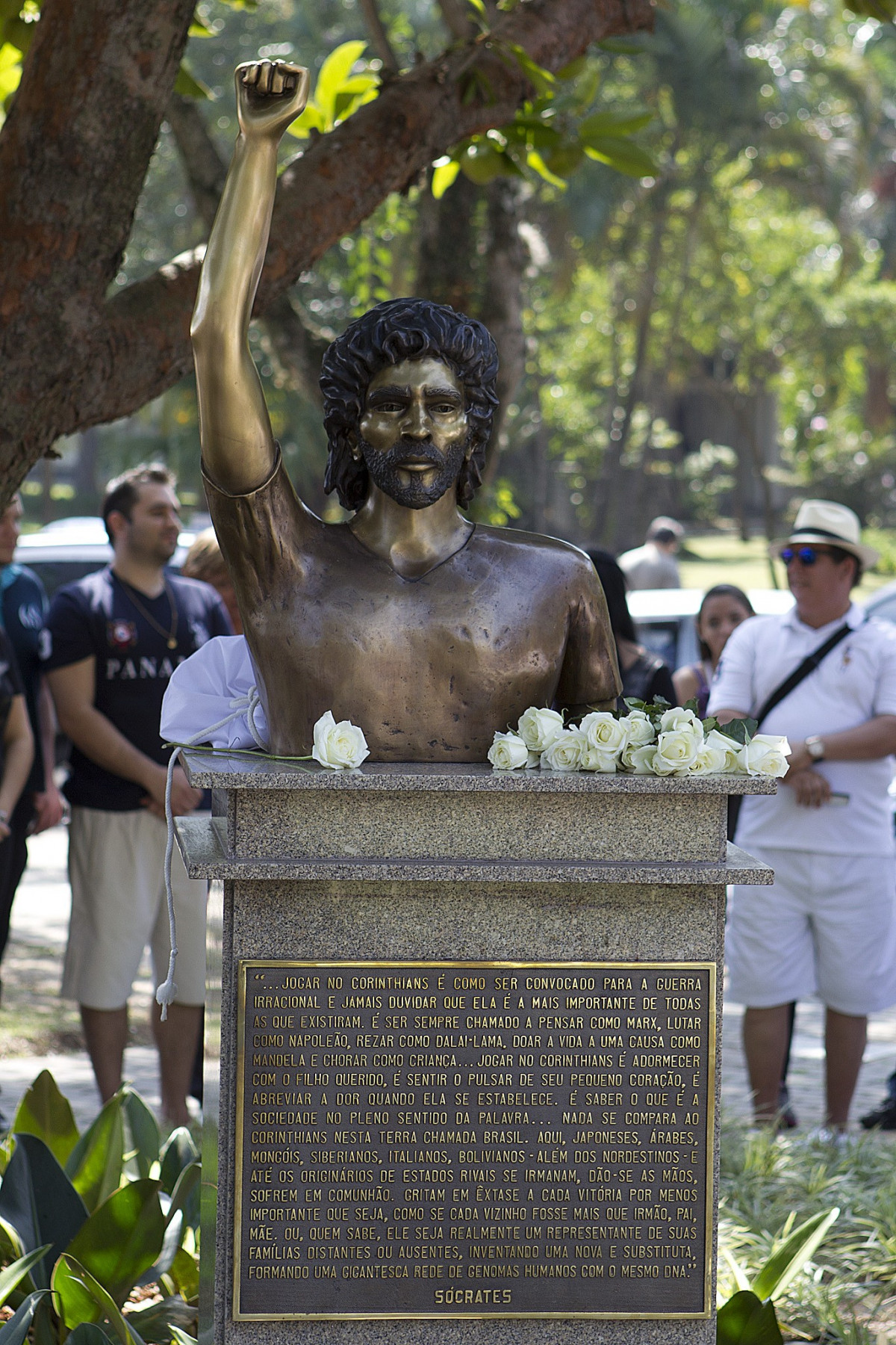 O presidente Mario Gobbi inaugura um busto em homenagem ao ex-jogador Socrates na Praca da Liberdade, no Parque So Jorge, ao lado da viuva Katia Bagnarelli, esta manh So Paulo / SP - Brasil - 28/07/2012