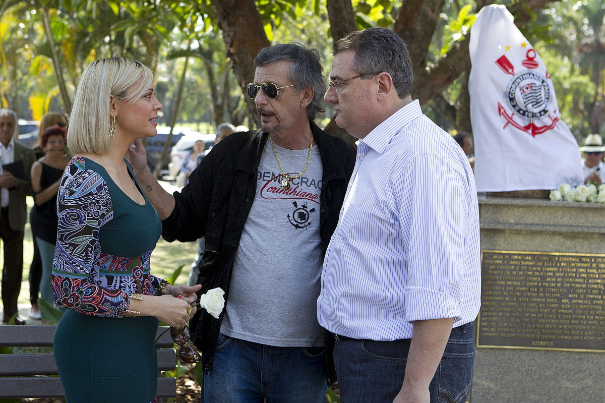 O presidente Mario Gobbi inaugura um busto em homenagem ao ex-jogador Socrates na Praca da Liberdade, no Parque So Jorge, ao lado da viuva Katia Bagnarelli, esta manh So Paulo / SP - Brasil - 28/07/2012