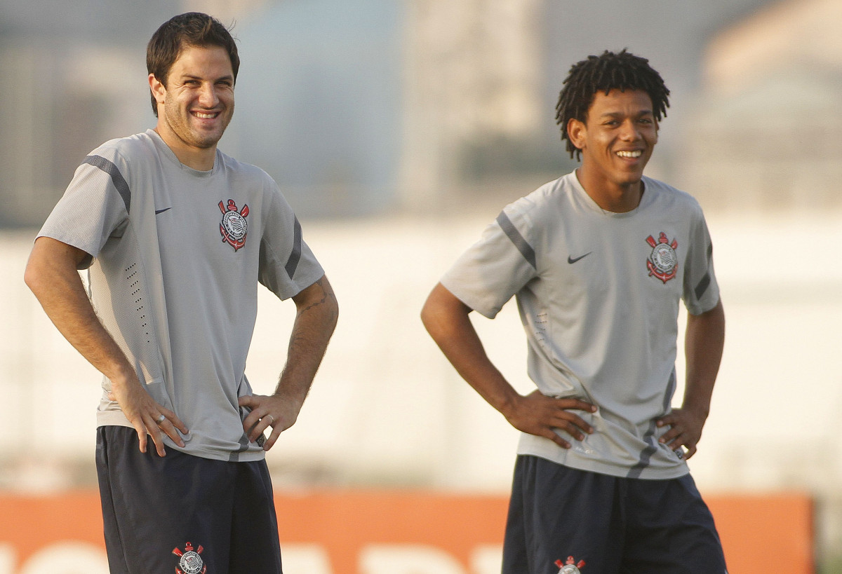 Martinez e Romarinho durante treino do Corinthians no CT Joaquim Grava