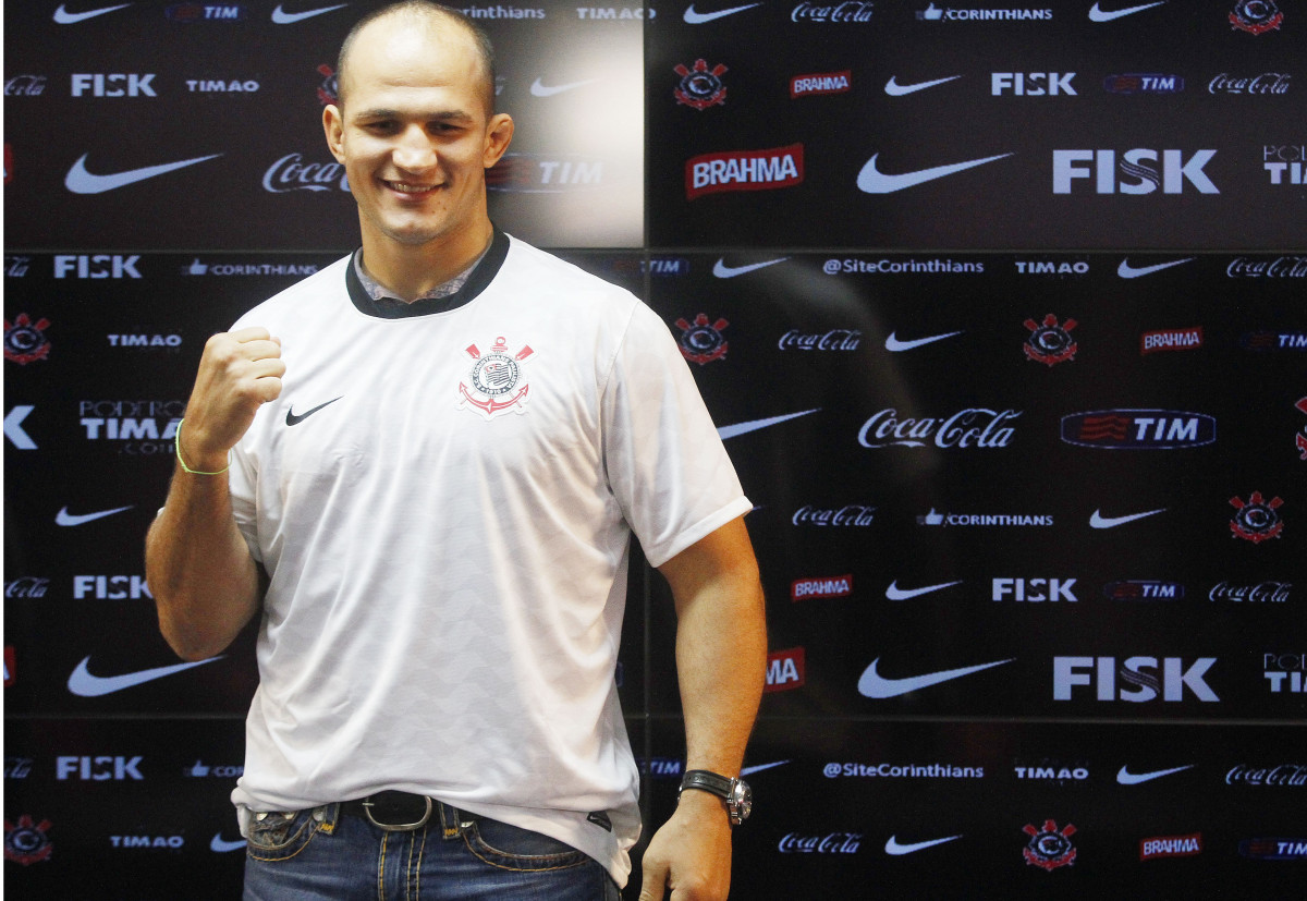 O Corinthians anunciou a contratao de Jnior Cigano durante Treino do Corinthians realizado no CT Joaquim Grava