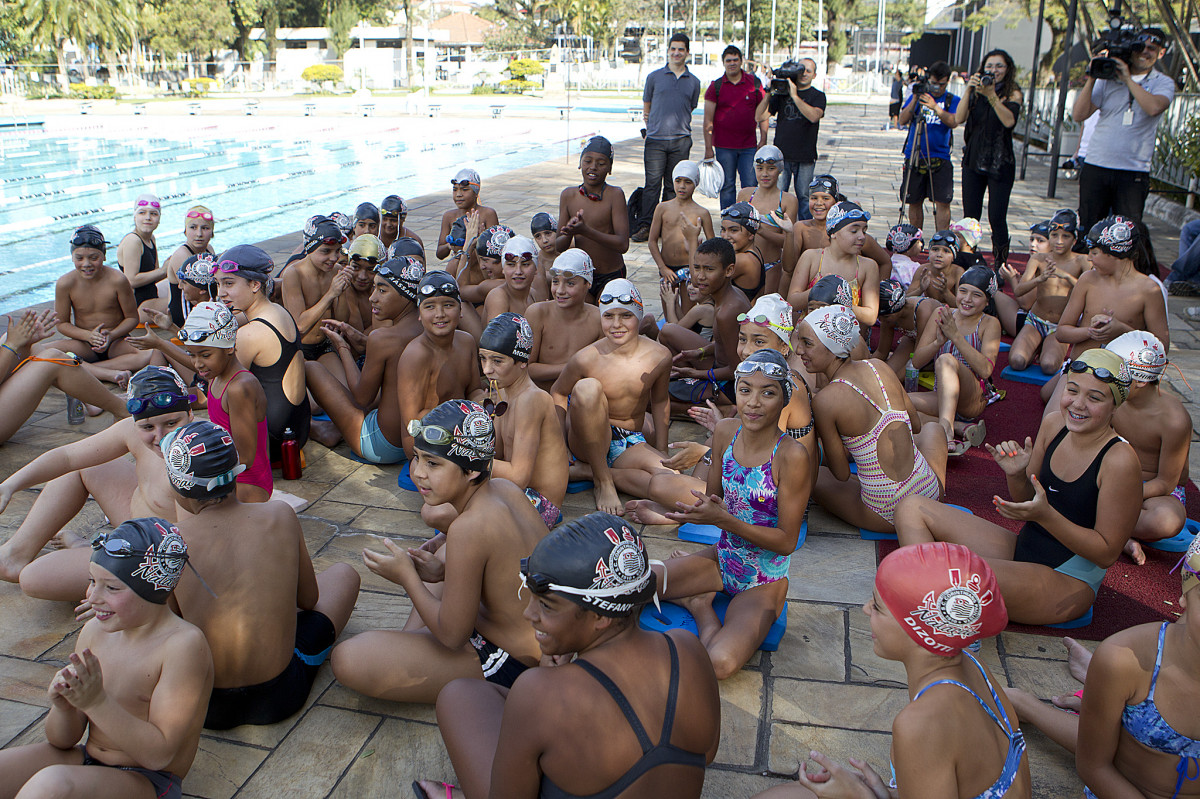 O nadador Thiago Pereira foi recebido hoje no Parque São Jorge pelo presidente Mario Gobbi. Depois conversou com alunos de natação da escola do clube e caiu na piscina com eles