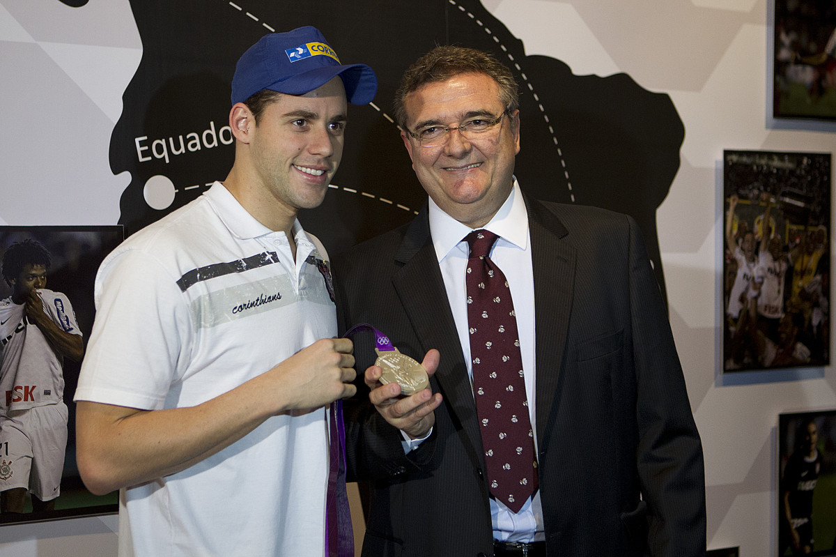 O nadador Thiago Pereira foi recebido hoje no Parque So Jorge pelo presidente Mario Gobbi
