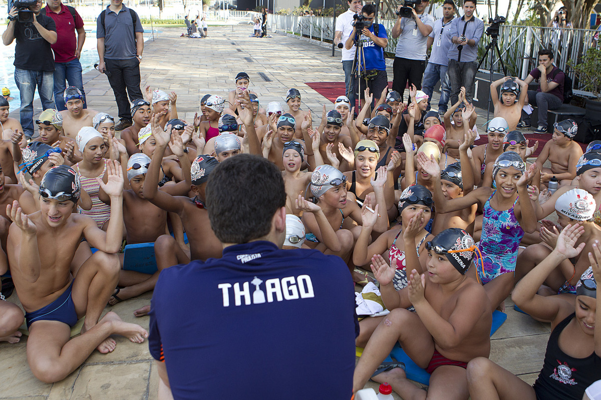 O nadador Thiago Pereira foi recebido hoje no Parque So Jorge pelo presidente Mario Gobbi. Depois conversou com alunos de natao da escola do clube e caiu na piscina com eles