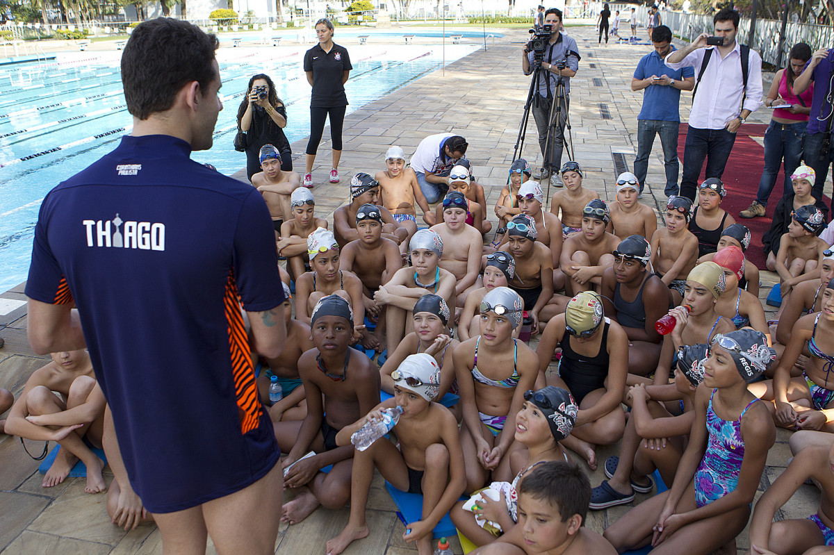 O nadador Thiago Pereira foi recebido hoje no Parque So Jorge pelo presidente Mario Gobbi. Depois conversou com alunos de natao da escola do clube e caiu na piscina com eles