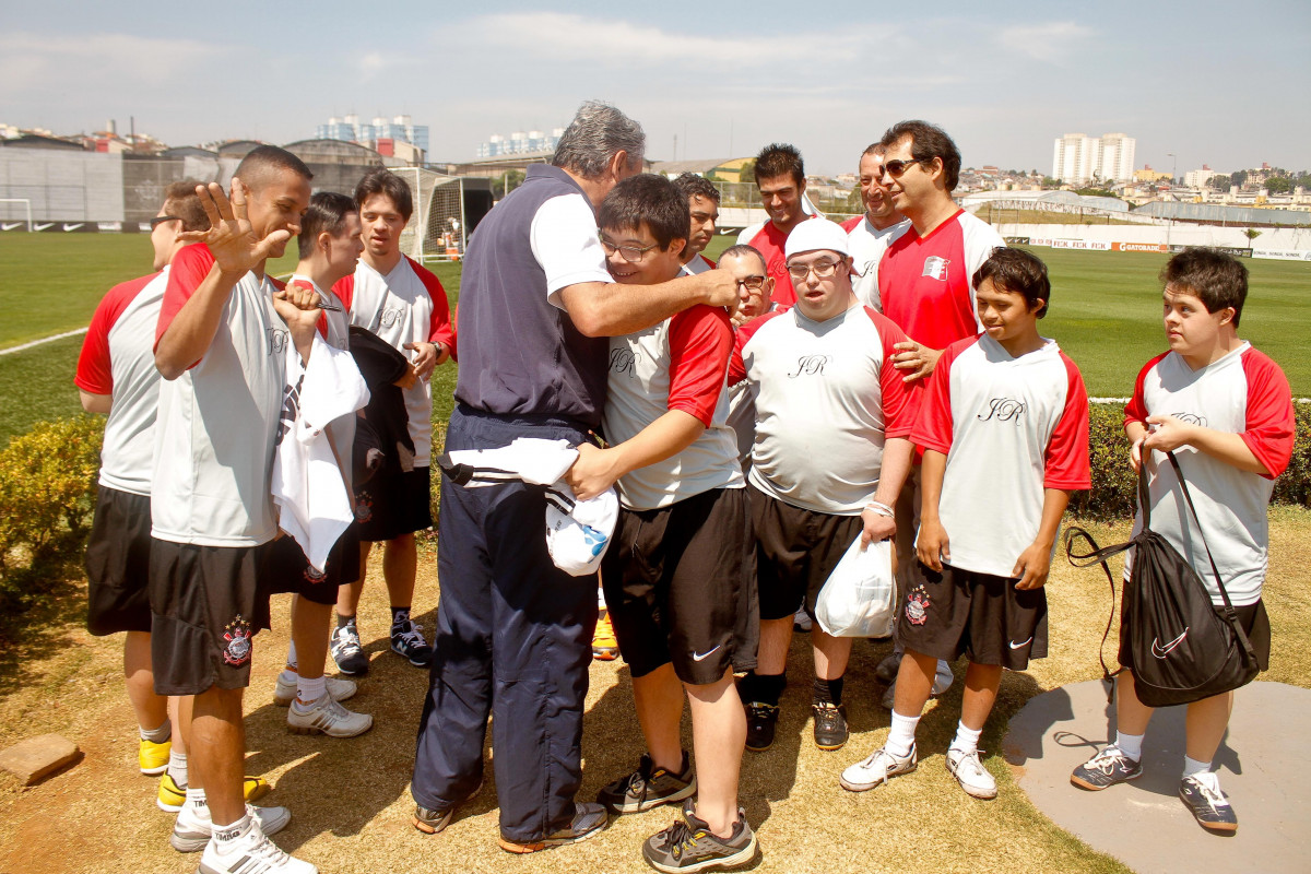 Paulo Andr e os jogadores de Sindrome de Down do Corinthians durante treino realizado no CT Joaquim Grava