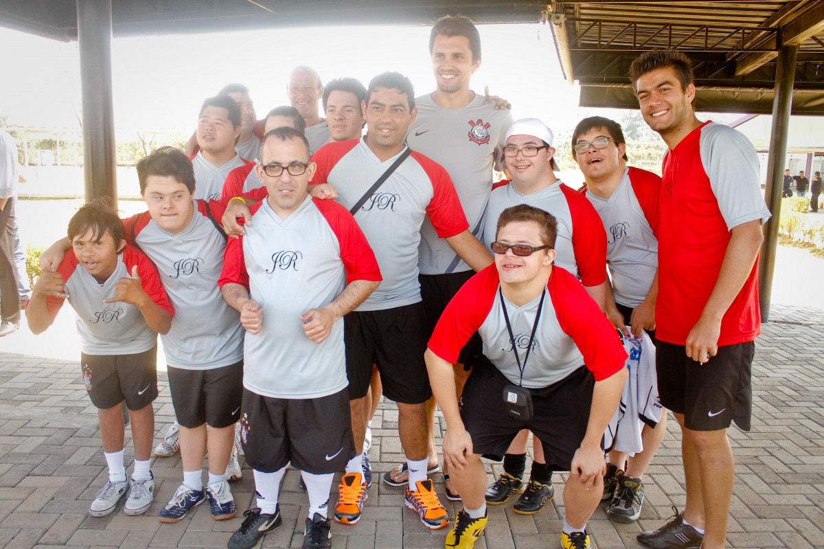 Paulo André e os jogadores de Sindrome de Down do Corinthians durante treino realizado no CT Joaquim Grava
